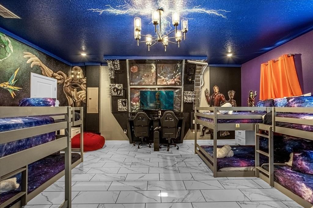 合同活跃: $924,900 (8 贝兹, 5 浴室, 4289 平方英尺)