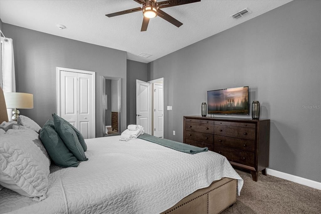 合同活跃: $924,900 (8 贝兹, 5 浴室, 4289 平方英尺)