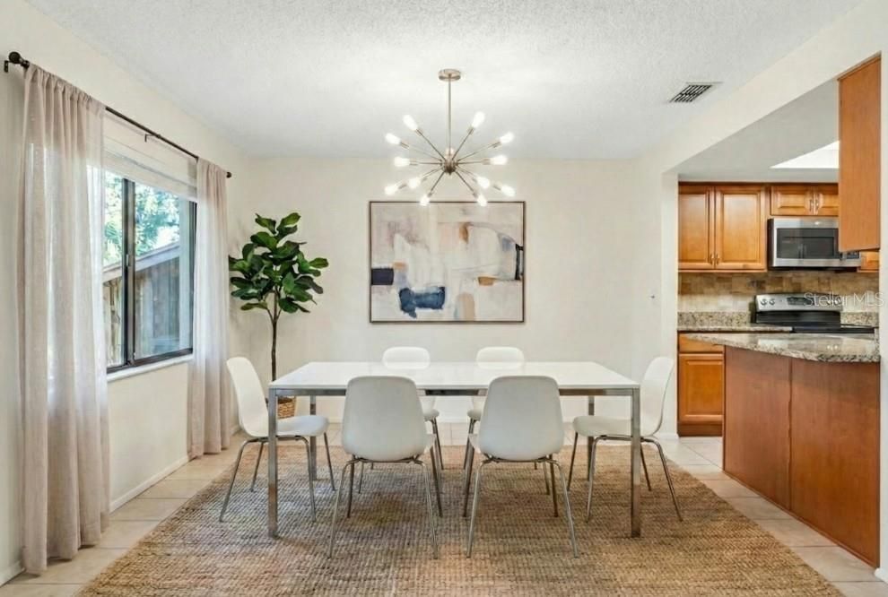 На продажу: $174,999 (2 спален, 2 ванн, 1060 Квадратных фут)