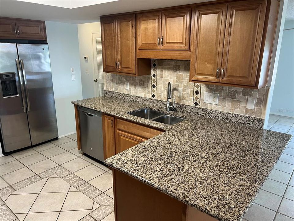 На продажу: $174,999 (2 спален, 2 ванн, 1060 Квадратных фут)