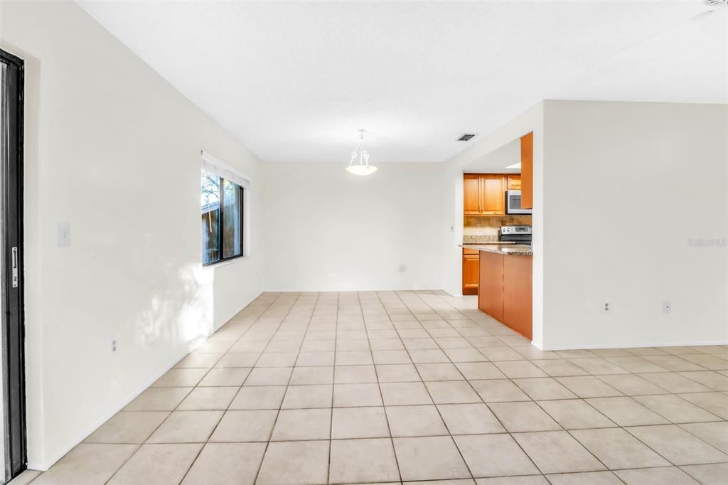 На продажу: $174,999 (2 спален, 2 ванн, 1060 Квадратных фут)