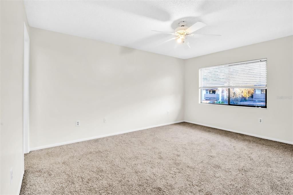 На продажу: $174,999 (2 спален, 2 ванн, 1060 Квадратных фут)