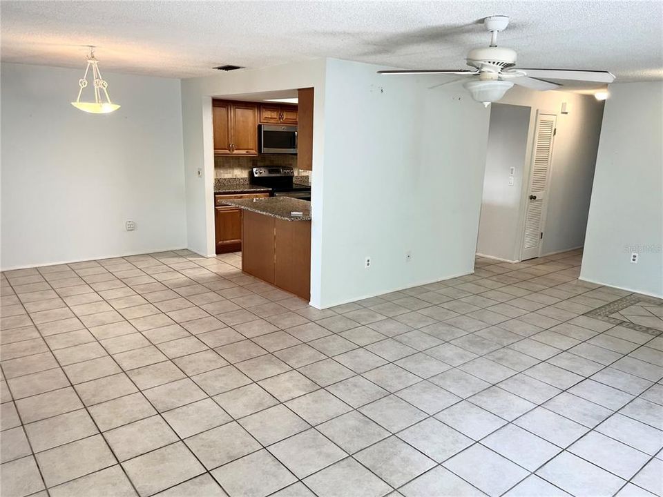 На продажу: $174,999 (2 спален, 2 ванн, 1060 Квадратных фут)