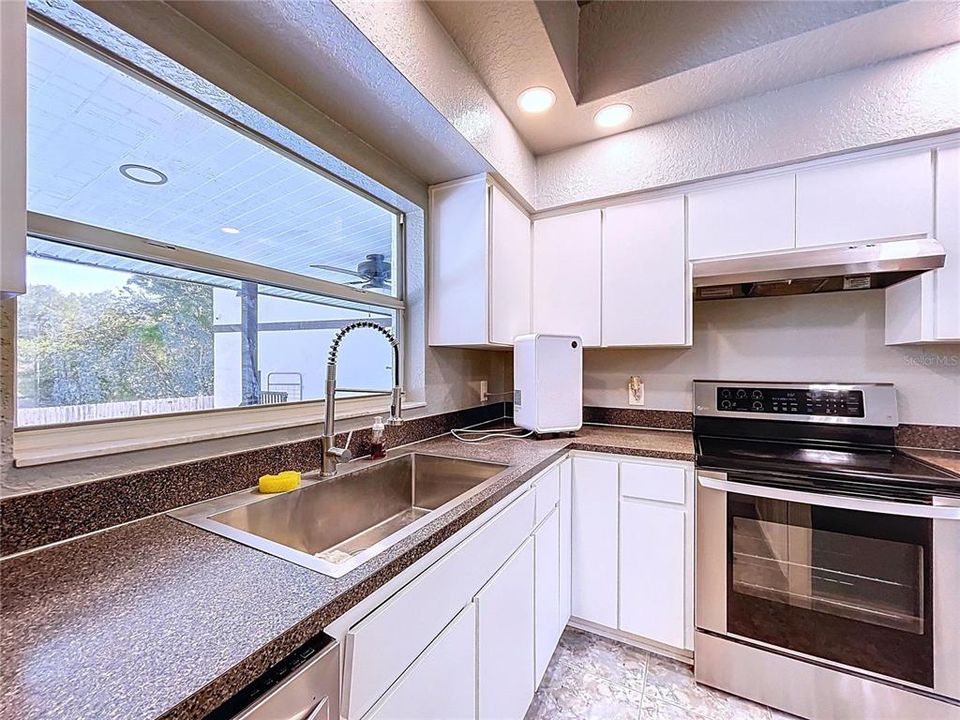 Active With Contract: $339,999 (4 beds, 2 baths, 1662 Square Feet)