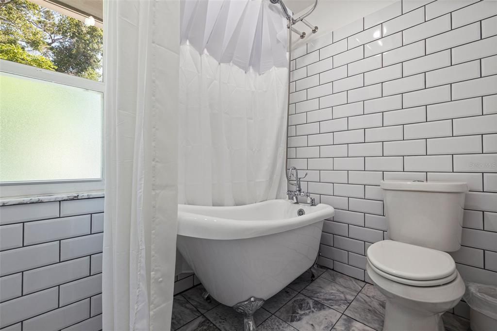 Activo con contrato: $610,000 (4 camas, 3 baños, 2384 Pies cuadrados)