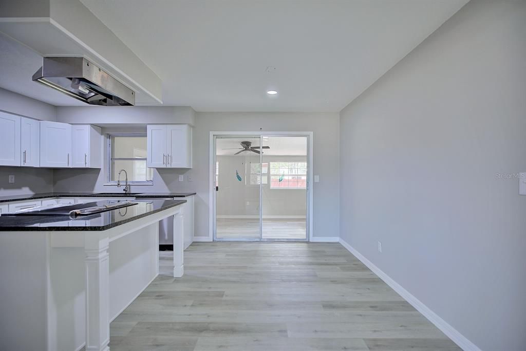 待售: $305,000 (3 贝兹, 2 浴室, 1384 平方英尺)