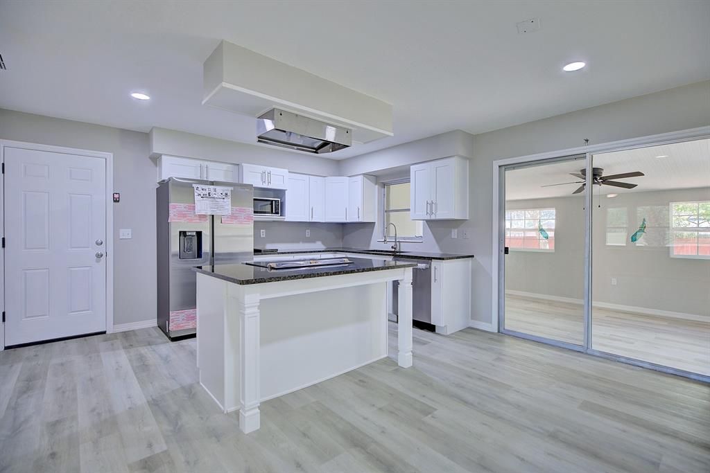 待售: $305,000 (3 贝兹, 2 浴室, 1384 平方英尺)