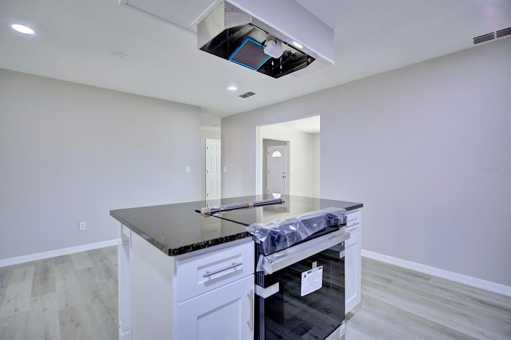 待售: $305,000 (3 贝兹, 2 浴室, 1384 平方英尺)