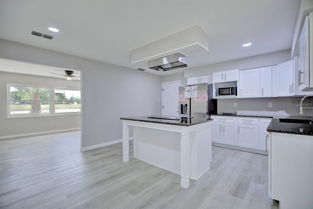 待售: $305,000 (3 贝兹, 2 浴室, 1384 平方英尺)