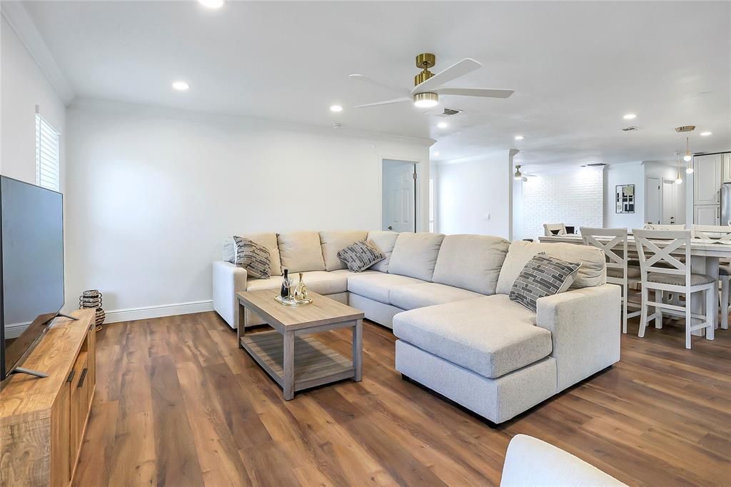 Active With Contract: $598,000 (4 beds, 2 baths, 1914 Square Feet)