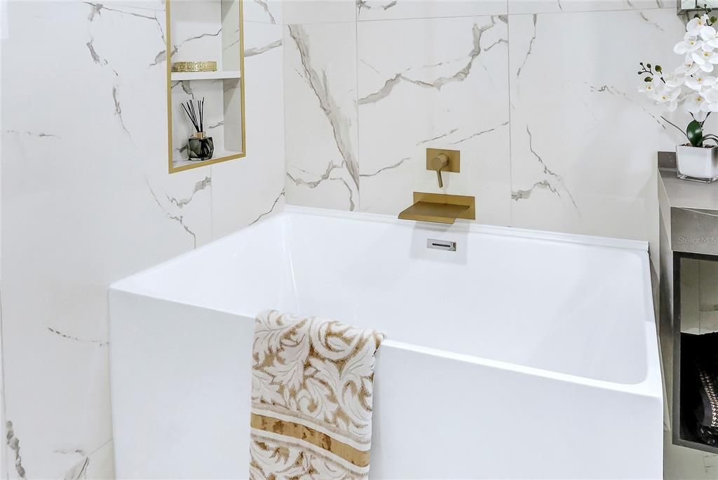 Active With Contract: $598,000 (4 beds, 2 baths, 1914 Square Feet)