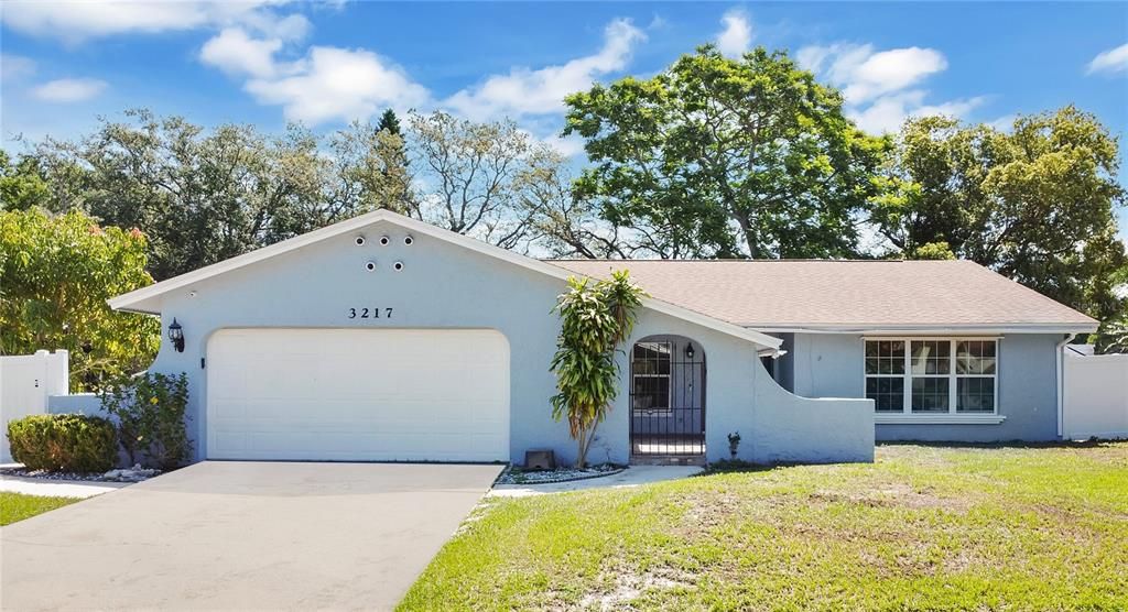 合同活跃: $365,000 (4 贝兹, 2 浴室, 1857 平方英尺)