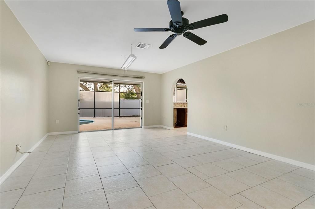 合同活跃: $365,000 (4 贝兹, 2 浴室, 1857 平方英尺)