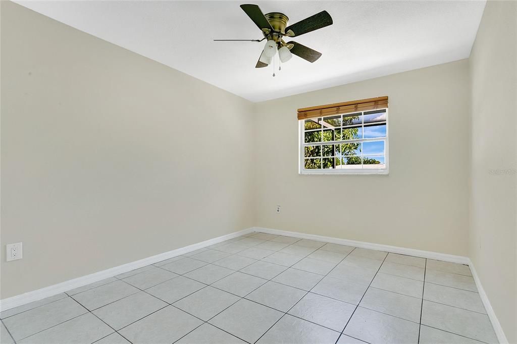 合同活跃: $365,000 (4 贝兹, 2 浴室, 1857 平方英尺)