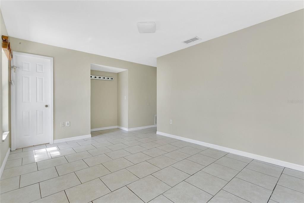 合同活跃: $365,000 (4 贝兹, 2 浴室, 1857 平方英尺)