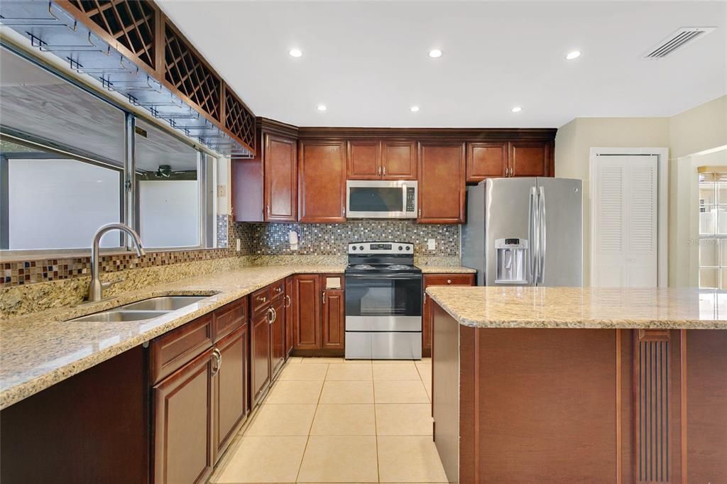 合同活跃: $365,000 (4 贝兹, 2 浴室, 1857 平方英尺)