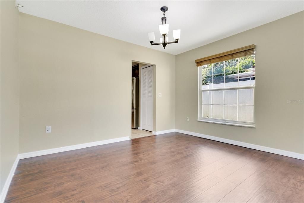 合同活跃: $365,000 (4 贝兹, 2 浴室, 1857 平方英尺)