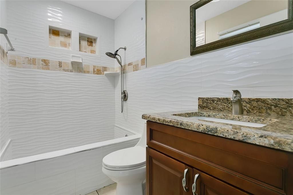 合同活跃: $365,000 (4 贝兹, 2 浴室, 1857 平方英尺)