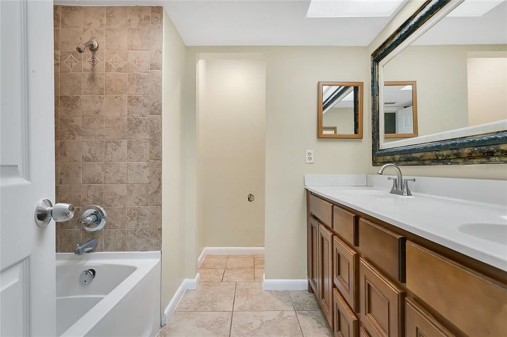 合同活跃: $365,000 (4 贝兹, 2 浴室, 1857 平方英尺)