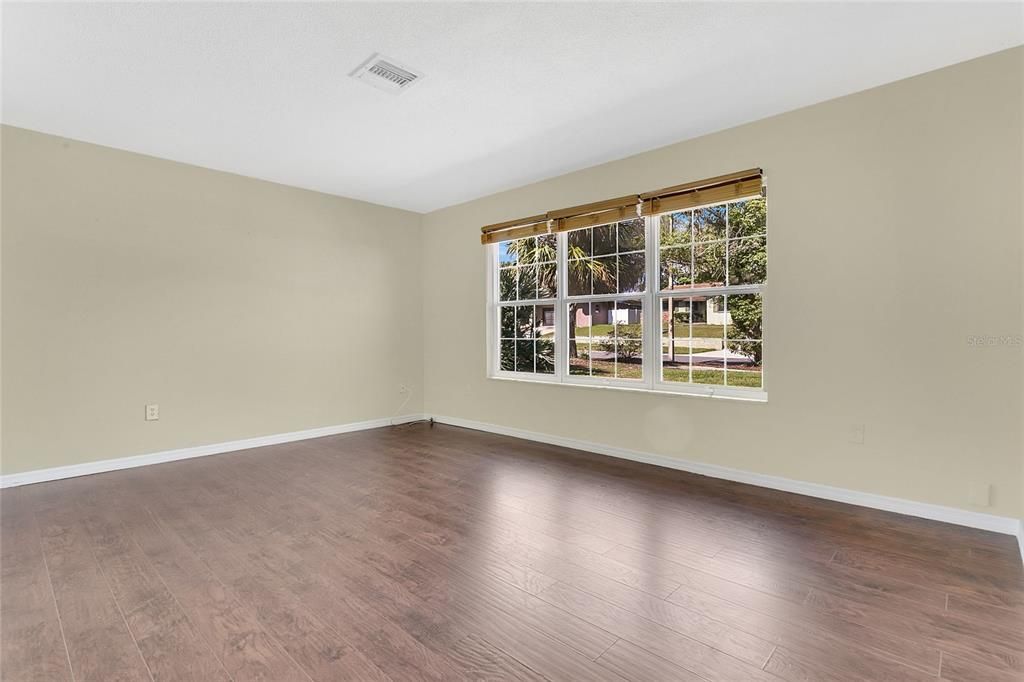 合同活跃: $365,000 (4 贝兹, 2 浴室, 1857 平方英尺)