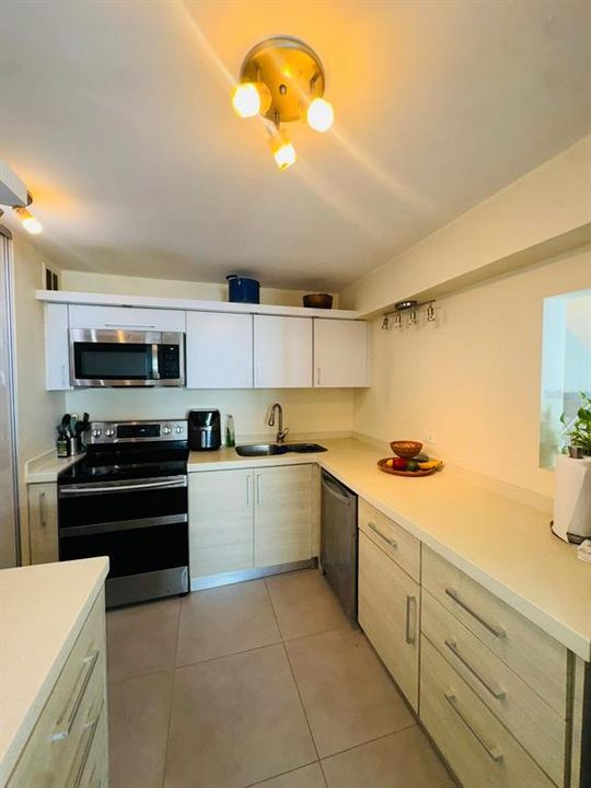 Под контрактом: $350,000 (4 спален, 2 ванн, 2200 Квадратных фут)