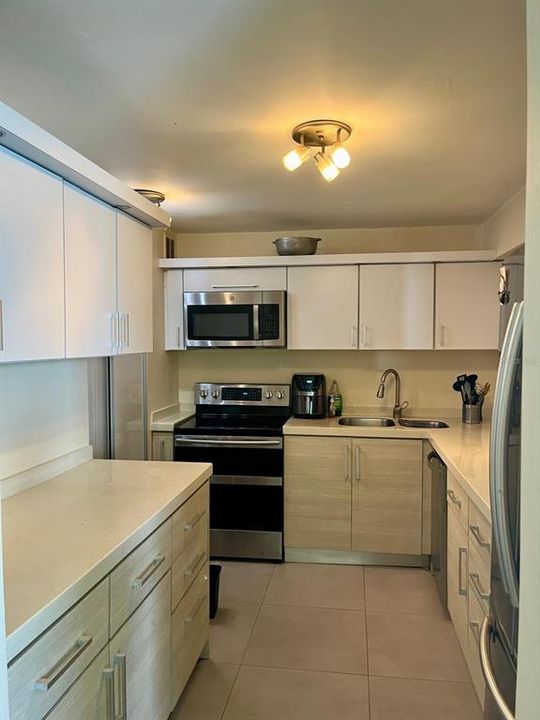 Под контрактом: $350,000 (4 спален, 2 ванн, 2200 Квадратных фут)