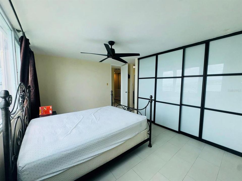 Под контрактом: $350,000 (4 спален, 2 ванн, 2200 Квадратных фут)