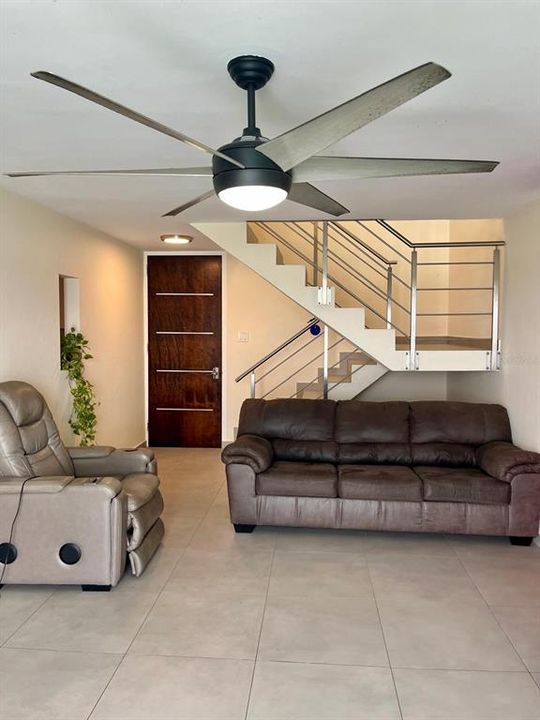 Под контрактом: $350,000 (4 спален, 2 ванн, 2200 Квадратных фут)