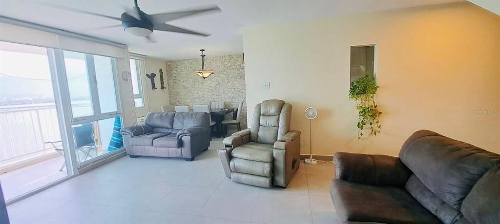 Под контрактом: $350,000 (4 спален, 2 ванн, 2200 Квадратных фут)