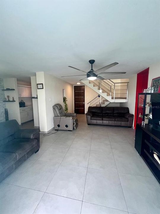 Под контрактом: $350,000 (4 спален, 2 ванн, 2200 Квадратных фут)