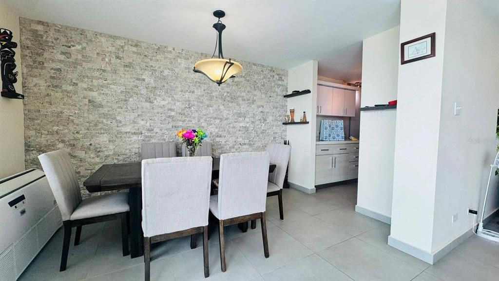 Под контрактом: $350,000 (4 спален, 2 ванн, 2200 Квадратных фут)