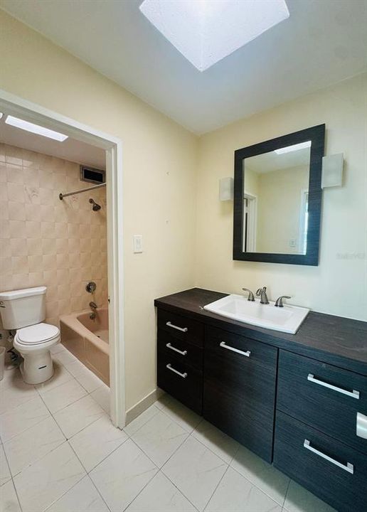 Под контрактом: $350,000 (4 спален, 2 ванн, 2200 Квадратных фут)