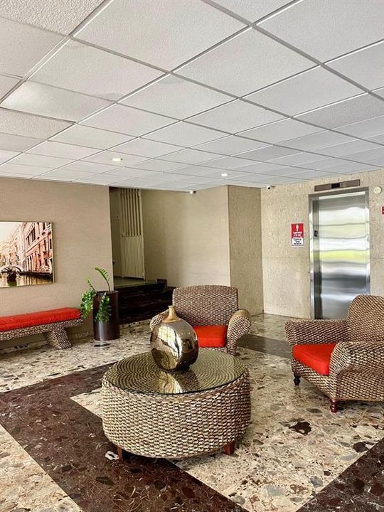 Под контрактом: $350,000 (4 спален, 2 ванн, 2200 Квадратных фут)