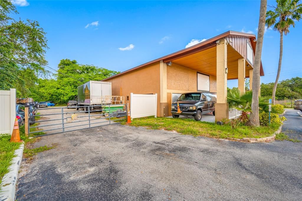 合同活跃: $799,900 (0 贝兹, 0 浴室, 4750 平方英尺)