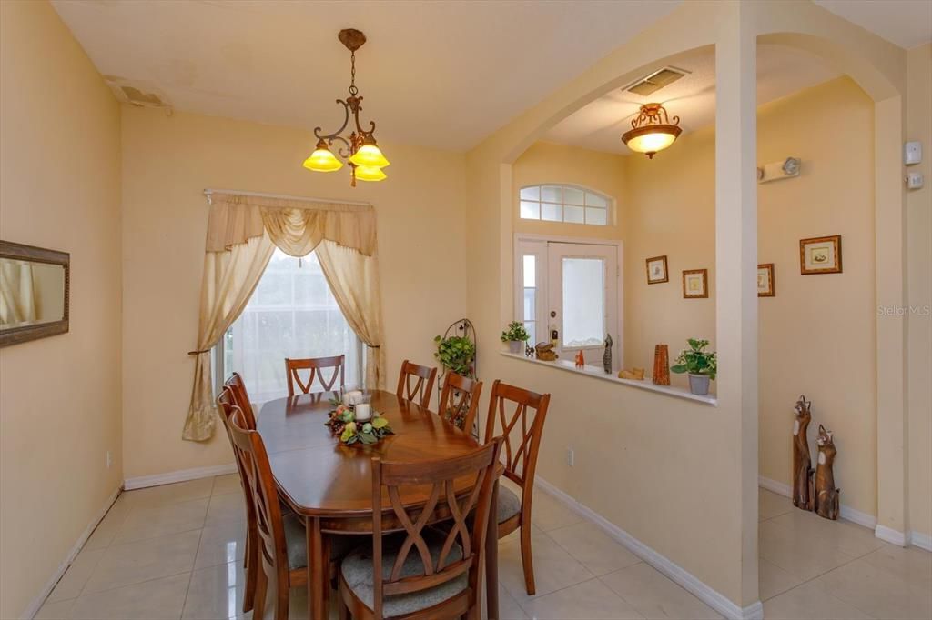 合同活跃: $380,000 (5 贝兹, 4 浴室, 2838 平方英尺)