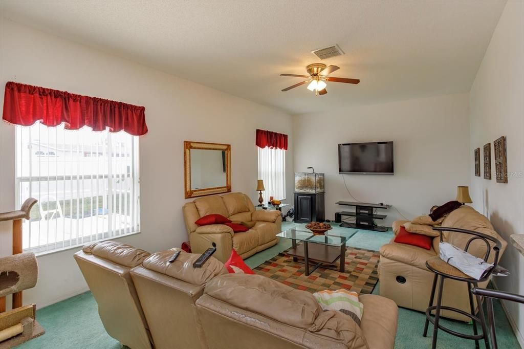 合同活跃: $380,000 (5 贝兹, 4 浴室, 2838 平方英尺)