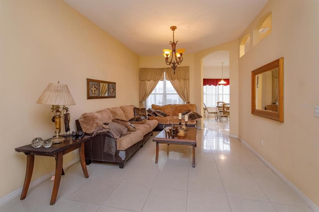 合同活跃: $380,000 (5 贝兹, 4 浴室, 2838 平方英尺)