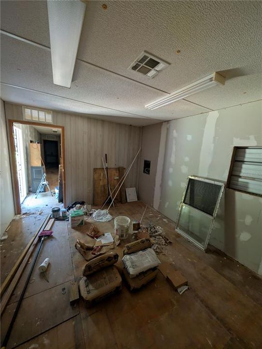 For Sale: $139,000 (5 beds, 3 baths, 2672 Square Feet)