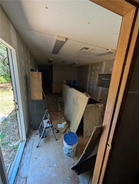 For Sale: $139,000 (5 beds, 3 baths, 2672 Square Feet)