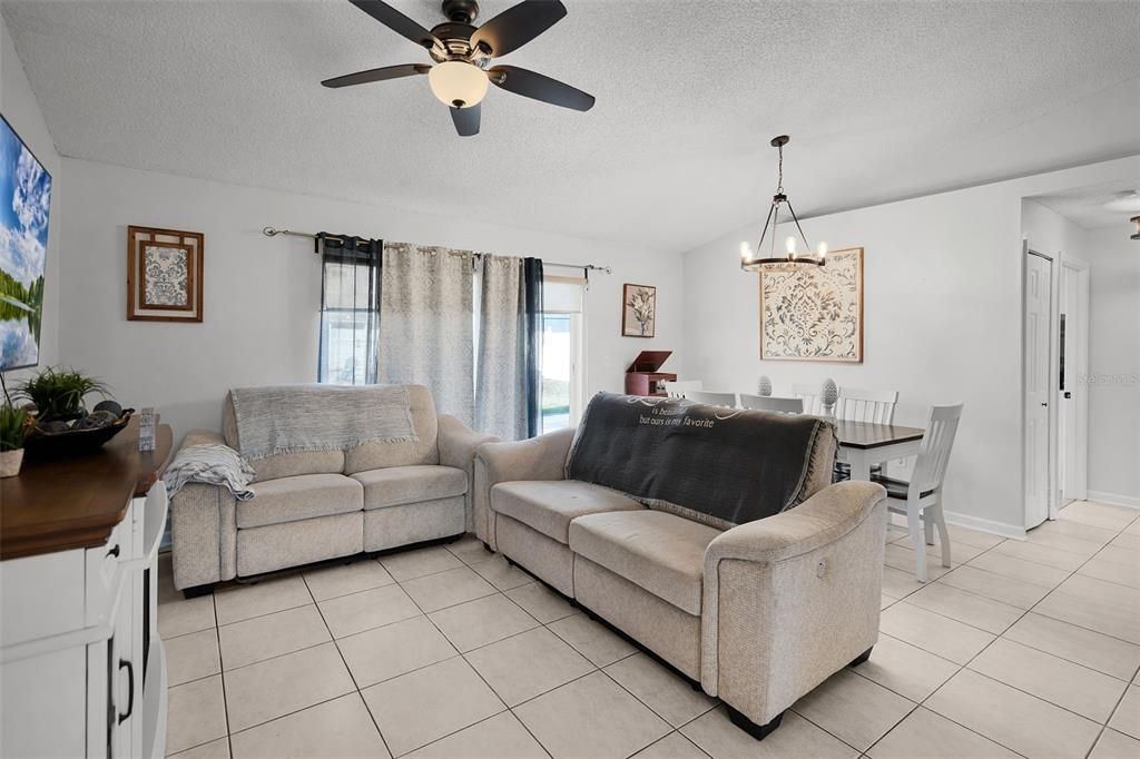 Activo con contrato: $324,900 (3 camas, 2 baños, 1179 Pies cuadrados)