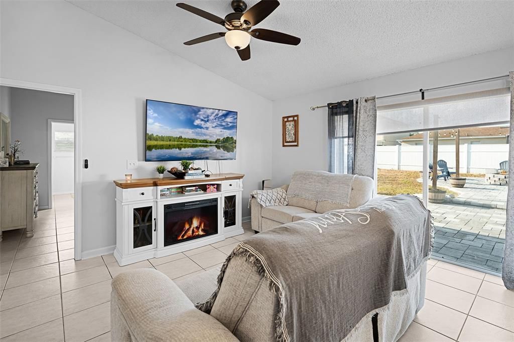 Activo con contrato: $324,900 (3 camas, 2 baños, 1179 Pies cuadrados)