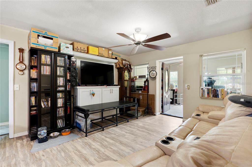 For Sale: $419,999 (4 beds, 2 baths, 1606 Square Feet)