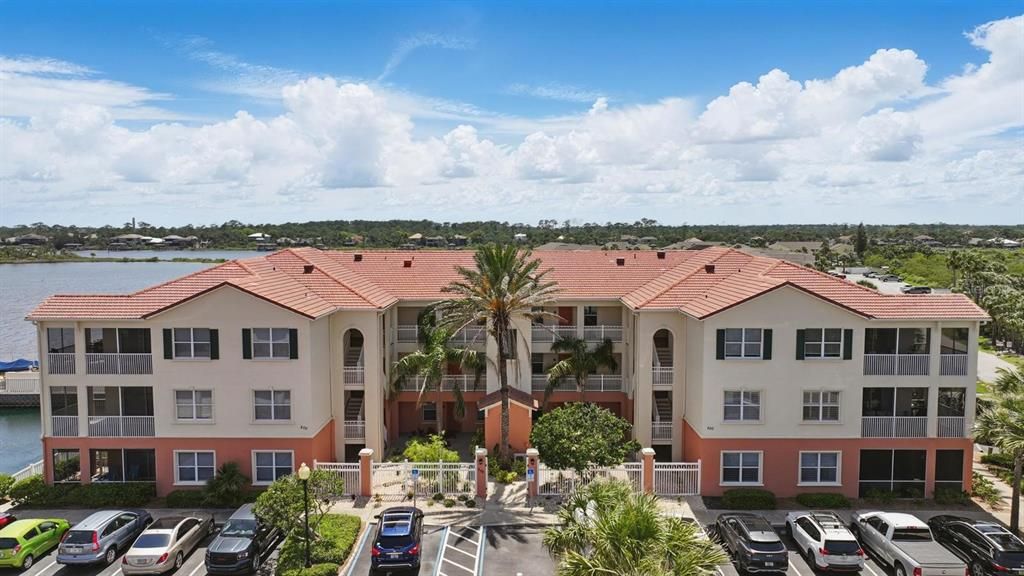 Active With Contract: $425,000 (2 beds, 2 baths, 1138 Square Feet)