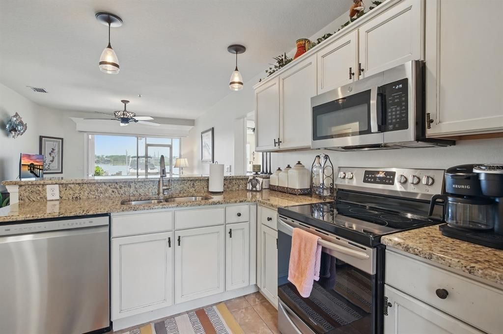 Active With Contract: $425,000 (2 beds, 2 baths, 1138 Square Feet)