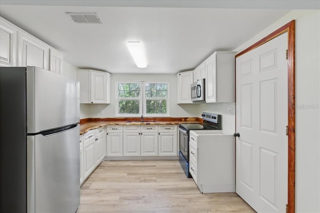 For Sale: $369,900 (3 beds, 2 baths, 1459 Square Feet)