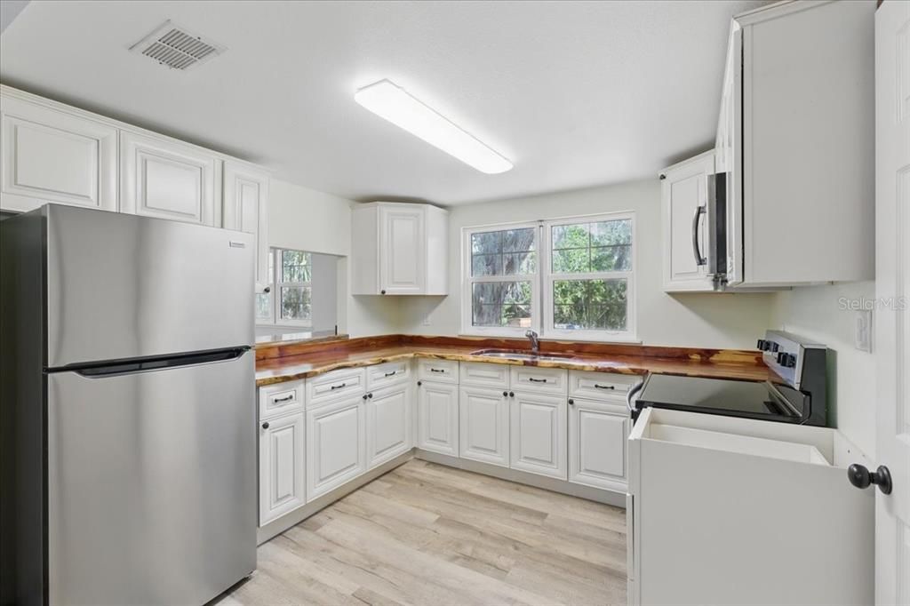 For Sale: $369,900 (3 beds, 2 baths, 1459 Square Feet)