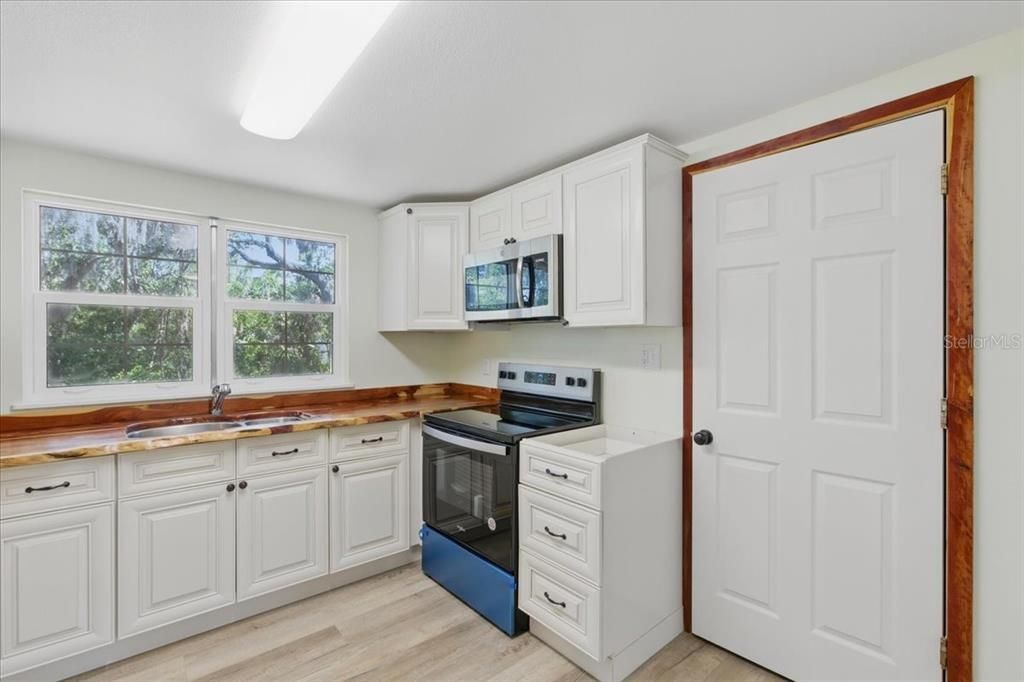 For Sale: $369,900 (3 beds, 2 baths, 1459 Square Feet)