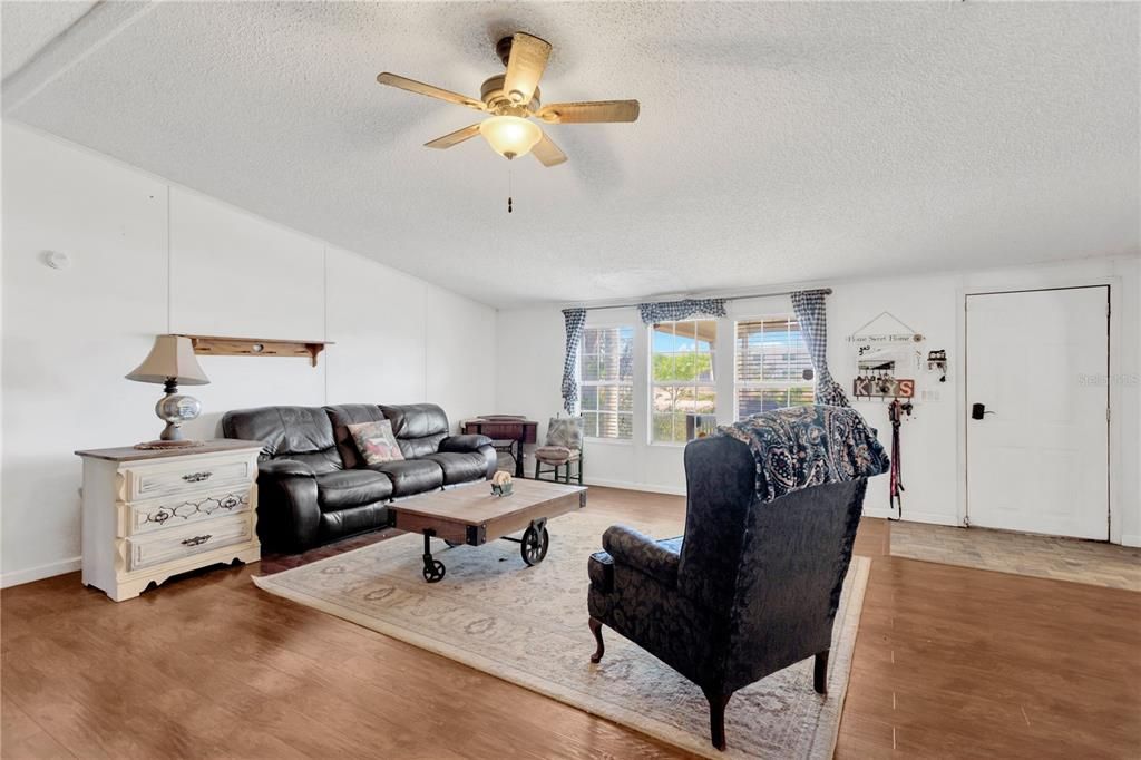 En Venta: $370,000 (4 camas, 2 baños, 2356 Pies cuadrados)