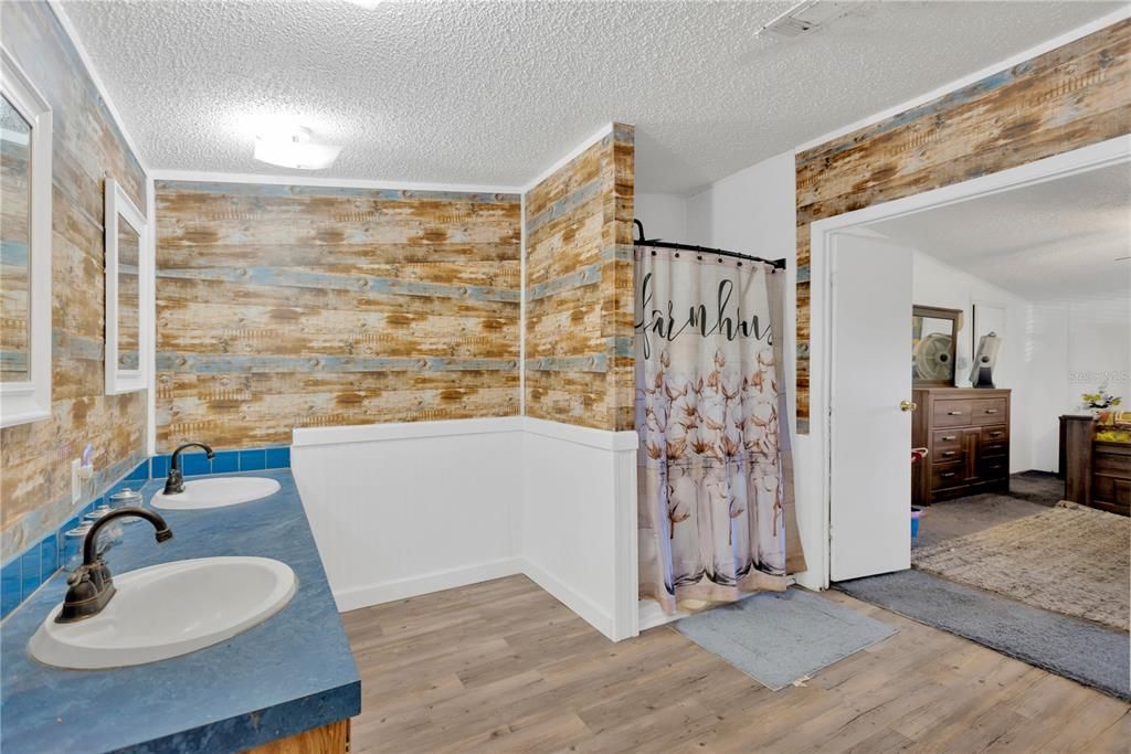 En Venta: $370,000 (4 camas, 2 baños, 2356 Pies cuadrados)