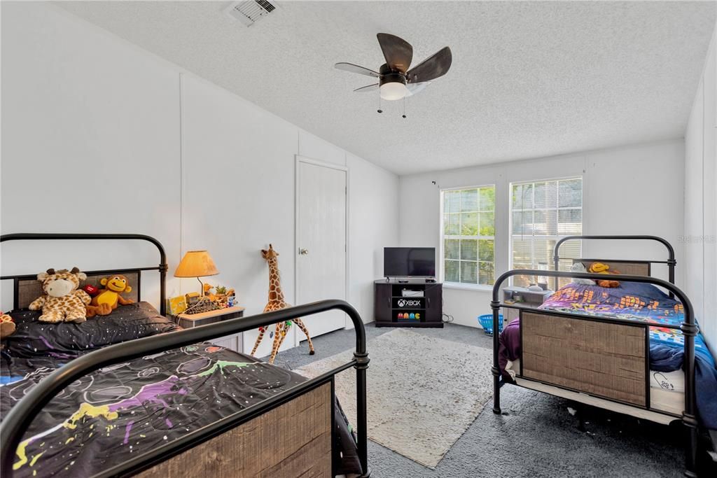 En Venta: $370,000 (4 camas, 2 baños, 2356 Pies cuadrados)